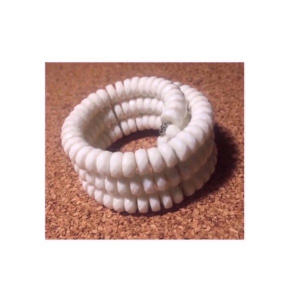 Vintage Memory Coil White Bead Bracelet - Picture 2 of 8